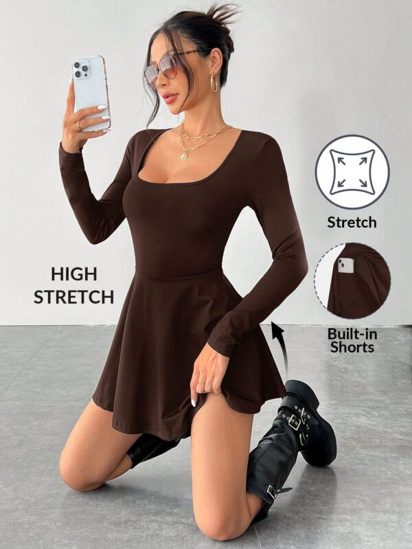 SHEIN PETITE Femmes Automne, Hiver et Été Rentrée des classes, Campus Sports extérieurs, Yoga d'intérieur, Fitness et Loisirs Quotidiens de base, Polyvalent col carré noir, Évasé à ourlet de feuille de lotus, Haute élasticité, Absorption de l'humidité, Séchage rapide, Fraîcheur, Tissu fonctionnel et confortable, Couleur unie, Avec poches, Anti-exposition Combinaison-culotte – Image 4