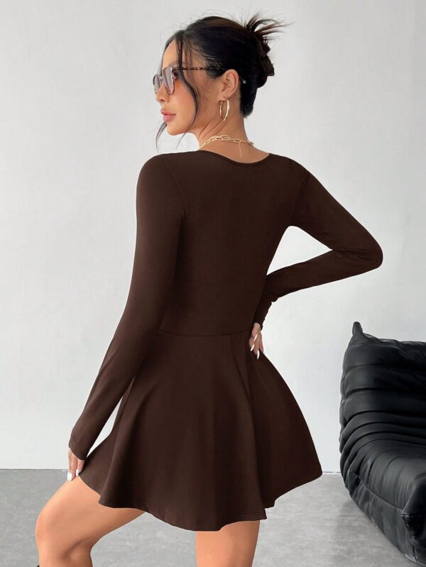SHEIN PETITE Femmes Automne, Hiver et Été Rentrée des classes, Campus Sports extérieurs, Yoga d'intérieur, Fitness et Loisirs Quotidiens de base, Polyvalent col carré noir, Évasé à ourlet de feuille de lotus, Haute élasticité, Absorption de l'humidité, Séchage rapide, Fraîcheur, Tissu fonctionnel et confortable, Couleur unie, Avec poches, Anti-exposition Combinaison-culotte – Image 5