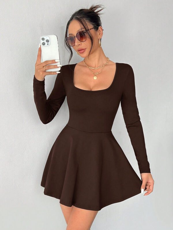 SHEIN PETITE Femmes Automne, Hiver et Été Rentrée des classes, Campus Sports extérieurs, Yoga d'intérieur, Fitness et Loisirs Quotidiens de base, Polyvalent col carré noir, Évasé à ourlet de feuille de lotus, Haute élasticité, Absorption de l'humidité, Séchage rapide, Fraîcheur, Tissu fonctionnel et confortable, Couleur unie, Avec poches, Anti-exposition Combinaison-culotte – Image 7