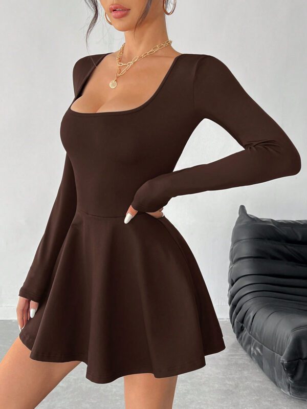 SHEIN PETITE Femmes Automne, Hiver et Été Rentrée des classes, Campus Sports extérieurs, Yoga d'intérieur, Fitness et Loisirs Quotidiens de base, Polyvalent col carré noir, Évasé à ourlet de feuille de lotus, Haute élasticité, Absorption de l'humidité, Séchage rapide, Fraîcheur, Tissu fonctionnel et confortable, Couleur unie, Avec poches, Anti-exposition Combinaison-culotte – Image 8