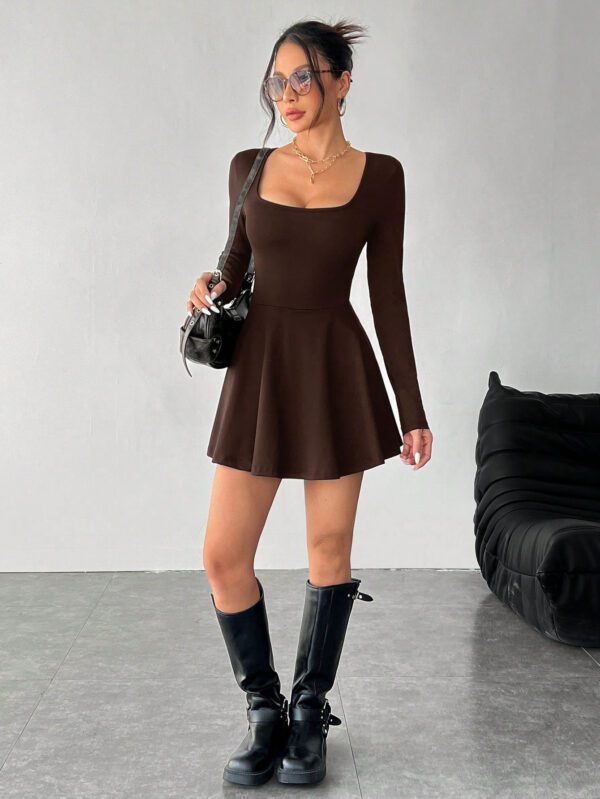 SHEIN PETITE Femmes Automne, Hiver et Été Rentrée des classes, Campus Sports extérieurs, Yoga d'intérieur, Fitness et Loisirs Quotidiens de base, Polyvalent col carré noir, Évasé à ourlet de feuille de lotus, Haute élasticité, Absorption de l'humidité, Séchage rapide, Fraîcheur, Tissu fonctionnel et confortable, Couleur unie, Avec poches, Anti-exposition Combinaison-culotte – Image 10