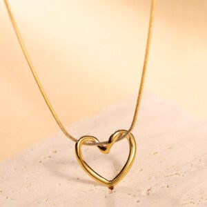 1 pièce Collier de femme avec design de cœur ajouré, pendentif en acier inoxydable unique et chic en forme de cœur pour un port quotidien, cadeau pour femmes