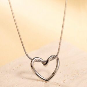 1 pièce Collier de femme avec design de cœur ajouré, pendentif en acier inoxydable unique et chic en forme de cœur pour un port quotidien, cadeau pour femmes