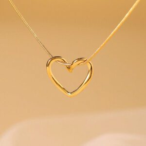 1 pièce Collier de femme avec design de cœur ajouré, pendentif en acier inoxydable unique et chic en forme de cœur pour un port quotidien, cadeau pour femmes