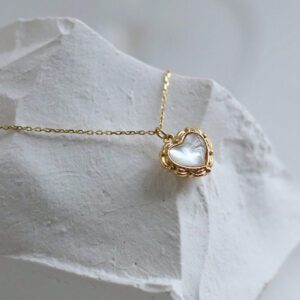 1 pièce Collier de Ras-du-cou en acier inoxydable avec coquillage Lolita en forme de cœur et motif vintage 'Pure Heart' pour femmes, adapté pour un port quotidien et comme cadeau.