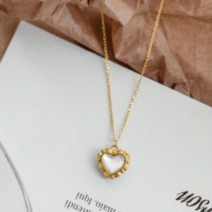 1 pièce Collier de Ras-du-cou en acier inoxydable avec coquillage Lolita en forme de cœur et motif vintage 'Pure Heart' pour femmes, adapté pour un port quotidien et comme cadeau.
