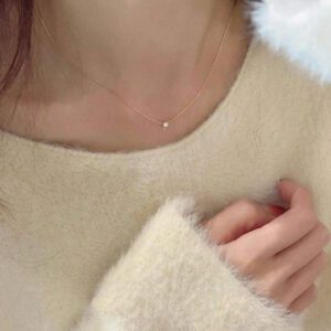 1 pièce Collier pendentif unique en or avec six griffes en pierre rhin, style européen et américain pour femmes, chaîne de clavicule en acier inoxydable verrouillée, idéale pour un port quotidien et une soirée de rendez-vous. 1 pièce Collier pendentif en or à six griffes en pierre rhin de conception nouvelle européenne et américaine pour femmes, accessoire de luxe en acier inoxydable pour un port quotidien, une date et une soirée
