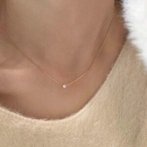 1 pièce Collier pendentif unique en or avec six griffes en pierre rhin, style européen et américain pour femmes, chaîne de clavicule en acier inoxydable verrouillée, idéale pour un port quotidien et une soirée de rendez-vous. 1 pièce Collier pendentif en or à six griffes en pierre rhin de conception nouvelle européenne et américaine pour femmes, accessoire de luxe en acier inoxydable pour un port quotidien, une date et une soirée