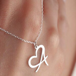 Collier cœur initial en acier inoxydable doré pour femme, design simple et personnalisé, cadeau de pendentif parfait pour la petite amie à Noël ou à la Saint-Valentin