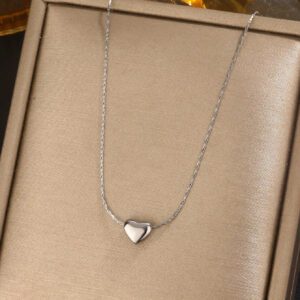 Un collier en acier inoxydable plaqué or 18k de design pendentif en forme de coeur délicat et élégant, convient aux femmes pour porter dans les fêtes ou comme cadeau pour les mères.