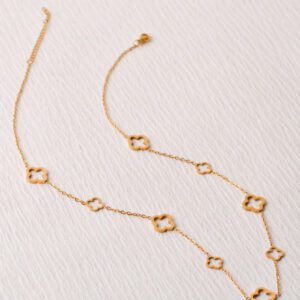 Un Collier Élégant De Trèfle À Quatre Feuilles Creux Et Chanceux En Acier De Titane Et Or 18 Carats, Adapté Aux Femmes Pour Un Usage Quotidien