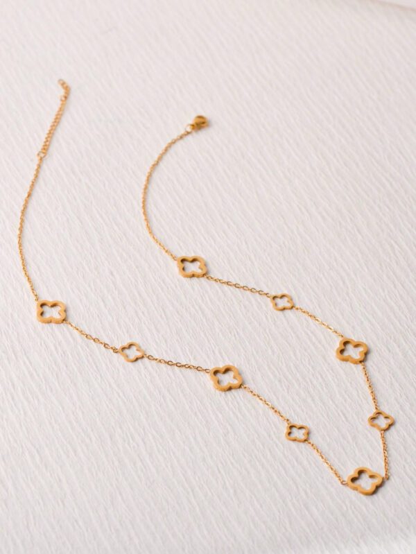 Un Collier Élégant De Trèfle À Quatre Feuilles Creux Et Chanceux En Acier De Titane Et Or 18 Carats, Adapté Aux Femmes Pour Un Usage Quotidien – Image 4