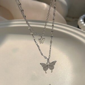 Collier à strass à pendentif papillon