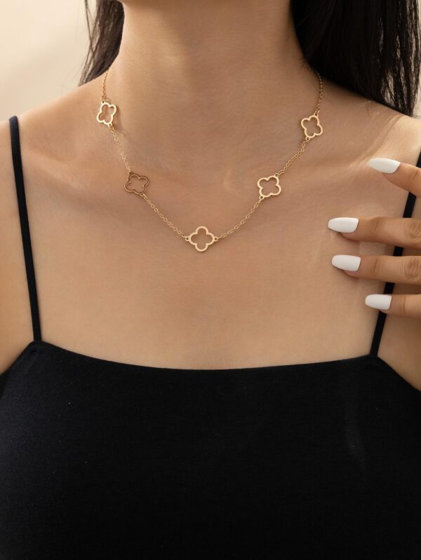 1 pièce Cool Été Ajouré Design Fleur Métallique Collier , Géométrique Trèfle design Collier Avec Pendentif Pour Retour À L'École Fête