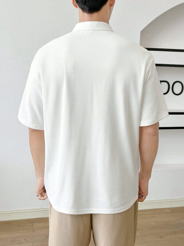 Manfinity Hypemode Chemise polo à quart de zip avec poche et patch pour homme pour l'été – Image 4