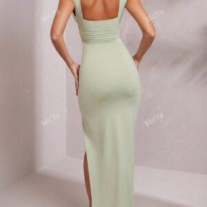 Robe moulante avec profond décolleté en V, dos ouvert et fente