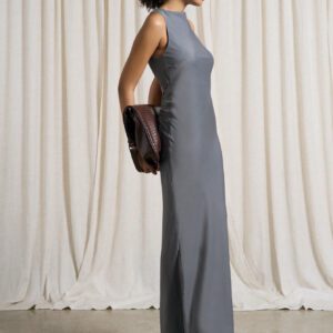 AiiRZ Robe longue ajustée à encolure ras-du-cou sans manches avec détail de croisement dans le dos et nœud en satin