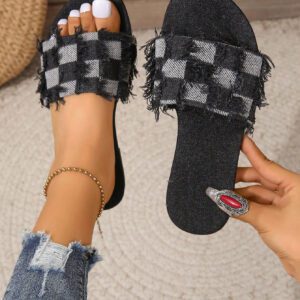 Chaussures ouvertes d'été pour femmes à bout ouvert pour l'été 2024, sandales plates à bout rond de grande taille à la mode pour une utilisation en extérieur