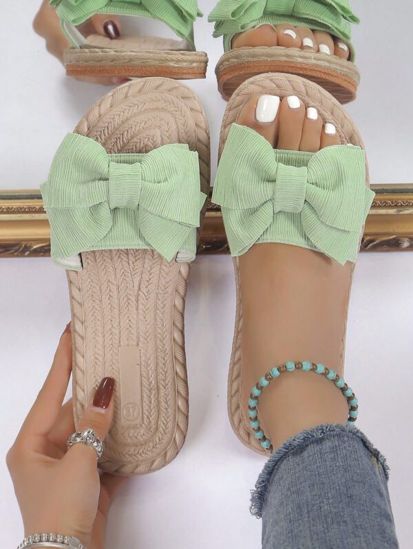 Éléments de motif d'ondulation classiques polyvalents et élégants, éléments de bande adhésive simples, chaussons à nœud papillon vert frais pour filles, décontractés et tendance, chaussures de plage à semelle plate antidérapante avec nœud papillon, pantoufles plates pour femmes pour l'extérieur en été