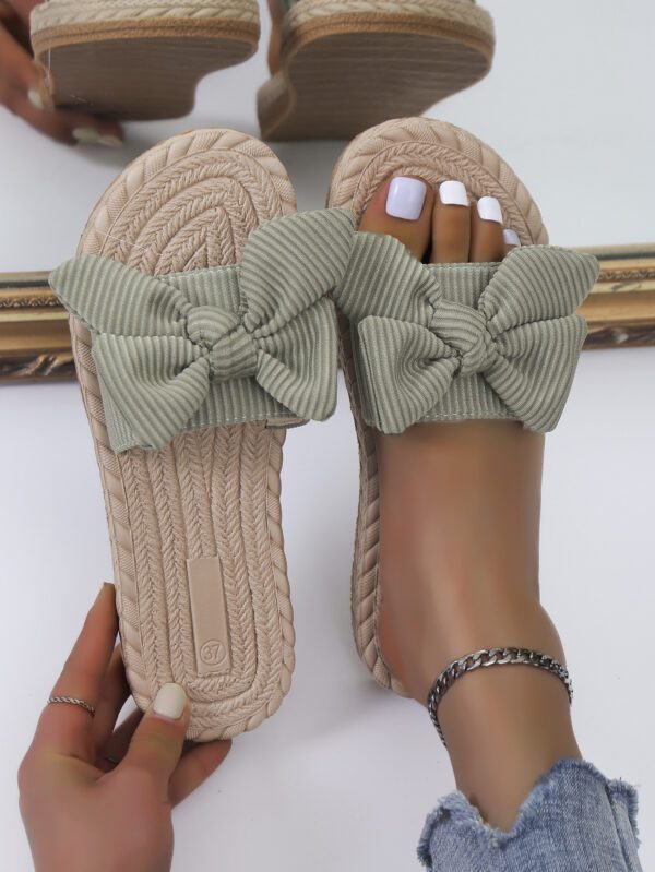 Éléments de motif d'ondulation classiques polyvalents et élégants, éléments de bande adhésive simples, chaussons à nœud papillon vert frais pour filles, décontractés et tendance, chaussures de plage à semelle plate antidérapante avec nœud papillon, pantoufles plates pour femmes pour l'extérieur en été – Image 2