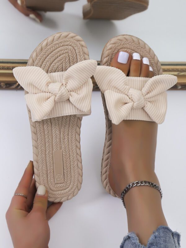 Éléments de motif d'ondulation classiques polyvalents et élégants, éléments de bande adhésive simples, chaussons à nœud papillon vert frais pour filles, décontractés et tendance, chaussures de plage à semelle plate antidérapante avec nœud papillon, pantoufles plates pour femmes pour l'extérieur en été – Image 3