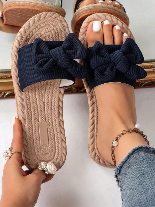 Éléments de motif d'ondulation classiques polyvalents et élégants, éléments de bande adhésive simples, chaussons à nœud papillon vert frais pour filles, décontractés et tendance, chaussures de plage à semelle plate antidérapante avec nœud papillon, pantoufles plates pour femmes pour l'extérieur en été – Image 5