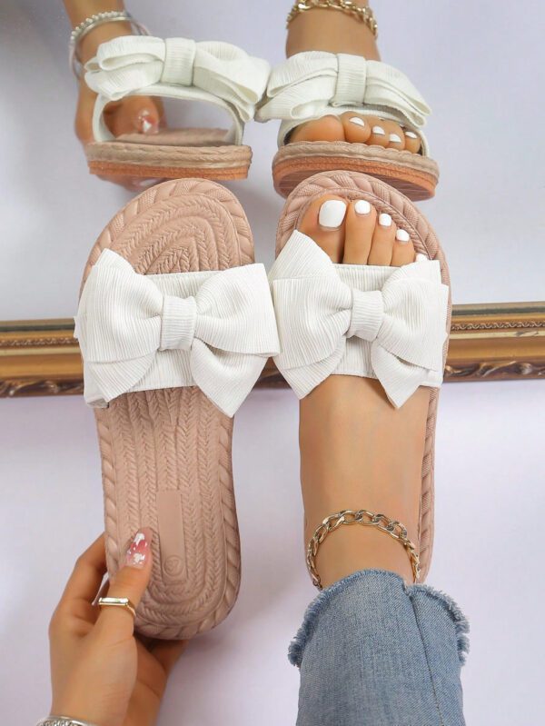 Éléments de motif d'ondulation classiques polyvalents et élégants, éléments de bande adhésive simples, chaussons à nœud papillon vert frais pour filles, décontractés et tendance, chaussures de plage à semelle plate antidérapante avec nœud papillon, pantoufles plates pour femmes pour l'extérieur en été – Image 6