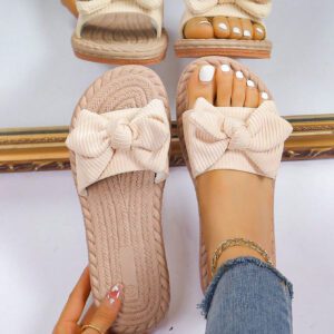 Éléments de motif d'ondulation classiques polyvalents et élégants, éléments de bande adhésive simples, chaussons à nœud papillon vert frais pour filles, décontractés et tendance, chaussures de plage à semelle plate antidérapante avec nœud papillon, pantoufles plates pour femmes pour l'extérieur en été
