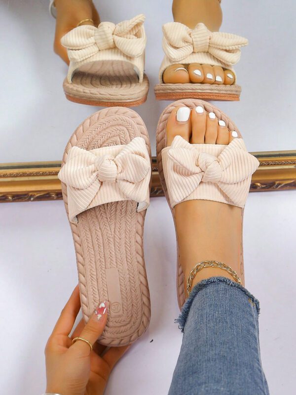 Éléments de motif d'ondulation classiques polyvalents et élégants, éléments de bande adhésive simples, chaussons à nœud papillon vert frais pour filles, décontractés et tendance, chaussures de plage à semelle plate antidérapante avec nœud papillon, pantoufles plates pour femmes pour l'extérieur en été – Image 7