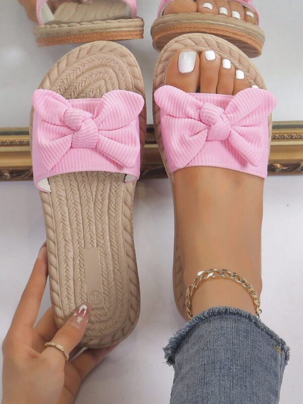 Éléments de motif d'ondulation classiques polyvalents et élégants, éléments de bande adhésive simples, chaussons à nœud papillon vert frais pour filles, décontractés et tendance, chaussures de plage à semelle plate antidérapante avec nœud papillon, pantoufles plates pour femmes pour l'extérieur en été – Image 8