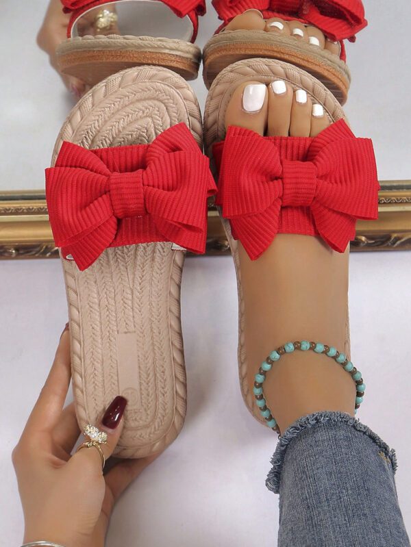 Éléments de motif d'ondulation classiques polyvalents et élégants, éléments de bande adhésive simples, chaussons à nœud papillon vert frais pour filles, décontractés et tendance, chaussures de plage à semelle plate antidérapante avec nœud papillon, pantoufles plates pour femmes pour l'extérieur en été – Image 9