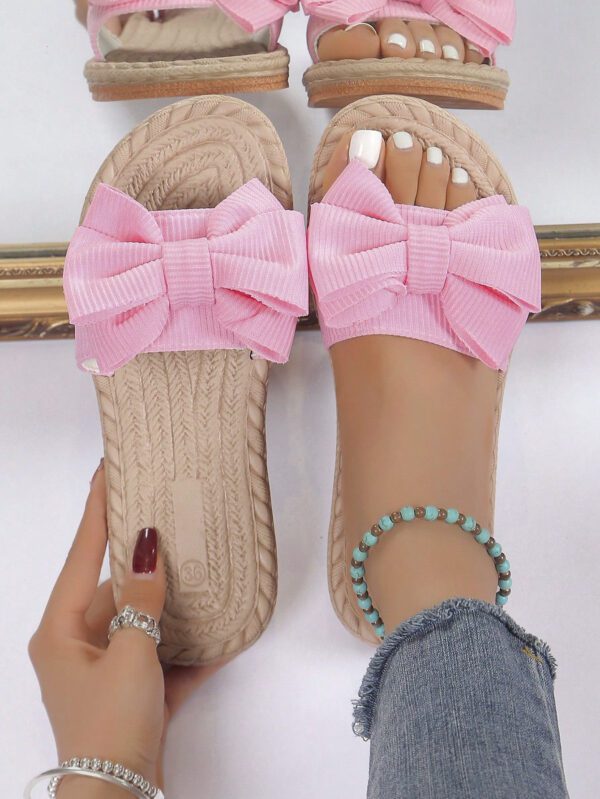 Éléments de motif d'ondulation classiques polyvalents et élégants, éléments de bande adhésive simples, chaussons à nœud papillon vert frais pour filles, décontractés et tendance, chaussures de plage à semelle plate antidérapante avec nœud papillon, pantoufles plates pour femmes pour l'extérieur en été – Image 10