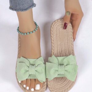 Éléments de motif d'ondulation classiques polyvalents et élégants, éléments de bande adhésive simples, chaussons à nœud papillon vert frais pour filles, décontractés et tendance, chaussures de plage à semelle plate antidérapante avec nœud papillon, pantoufles plates pour femmes pour l'extérieur en été
