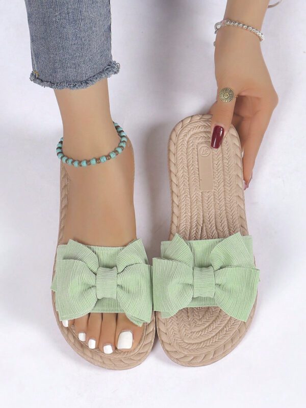 Éléments de motif d'ondulation classiques polyvalents et élégants, éléments de bande adhésive simples, chaussons à nœud papillon vert frais pour filles, décontractés et tendance, chaussures de plage à semelle plate antidérapante avec nœud papillon, pantoufles plates pour femmes pour l'extérieur en été – Image 12