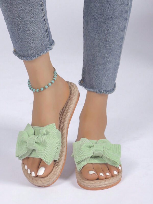 Éléments de motif d'ondulation classiques polyvalents et élégants, éléments de bande adhésive simples, chaussons à nœud papillon vert frais pour filles, décontractés et tendance, chaussures de plage à semelle plate antidérapante avec nœud papillon, pantoufles plates pour femmes pour l'extérieur en été – Image 13