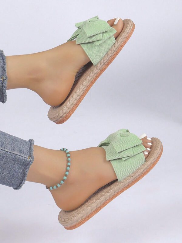 Éléments de motif d'ondulation classiques polyvalents et élégants, éléments de bande adhésive simples, chaussons à nœud papillon vert frais pour filles, décontractés et tendance, chaussures de plage à semelle plate antidérapante avec nœud papillon, pantoufles plates pour femmes pour l'extérieur en été – Image 14