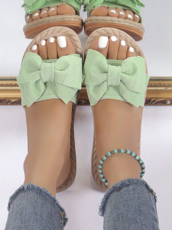 Éléments de motif d'ondulation classiques polyvalents et élégants, éléments de bande adhésive simples, chaussons à nœud papillon vert frais pour filles, décontractés et tendance, chaussures de plage à semelle plate antidérapante avec nœud papillon, pantoufles plates pour femmes pour l'extérieur en été – Image 15