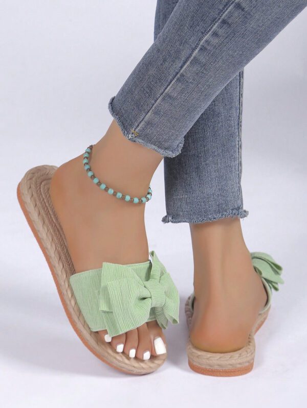 Éléments de motif d'ondulation classiques polyvalents et élégants, éléments de bande adhésive simples, chaussons à nœud papillon vert frais pour filles, décontractés et tendance, chaussures de plage à semelle plate antidérapante avec nœud papillon, pantoufles plates pour femmes pour l'extérieur en été – Image 16