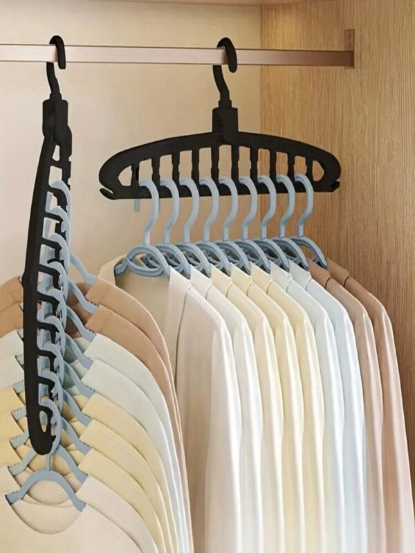 Ces porte-foulards, c'est vraiment le style à l'ivoirienne ! Avec leur design unique et leur touche de couleur, vous pourrez mettre en valeur vos foulards comme jamais. Chaque pièce est conçue avec soin pour vous donner ce look branché et décontracté. – Image 2