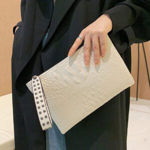 Sac à main clutch avec motif peau de crocodile et design d'enveloppe avec rivets