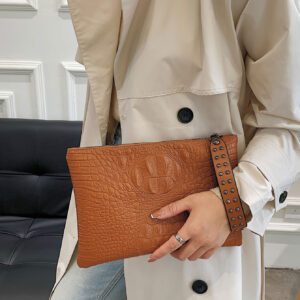 Sac à main clutch avec motif peau de crocodile et design d'enveloppe avec rivets