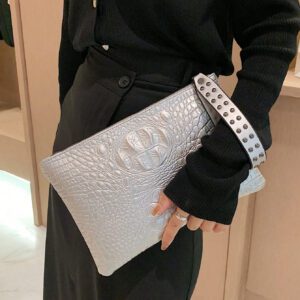 Sac à main clutch avec motif peau de crocodile et design d'enveloppe avec rivets