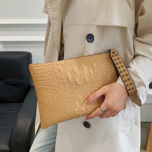 Sac à main clutch avec motif peau de crocodile et design d'enveloppe avec rivets