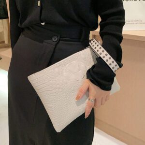 Sac à main clutch avec motif peau de crocodile et design d'enveloppe avec rivets
