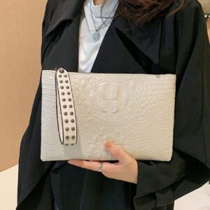 Sac à main clutch avec motif peau de crocodile et design d'enveloppe avec rivets