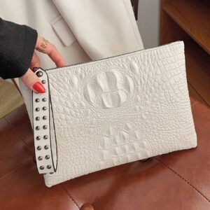 Sac à main clutch avec motif peau de crocodile et design d'enveloppe avec rivets