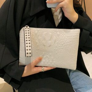 Sac à main clutch avec motif peau de crocodile et design d'enveloppe avec rivets