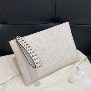 Sac à main clutch avec motif peau de crocodile et design d'enveloppe avec rivets