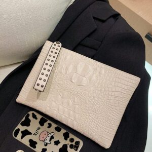 Sac à main clutch avec motif peau de crocodile et design d'enveloppe avec rivets