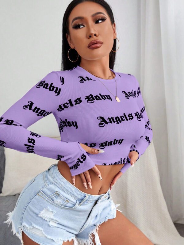 SHEIN Relaxiva T-shirt avec trou pour le pouce et graphique de lettres. Hauts graphiques pour femmes – Image 2